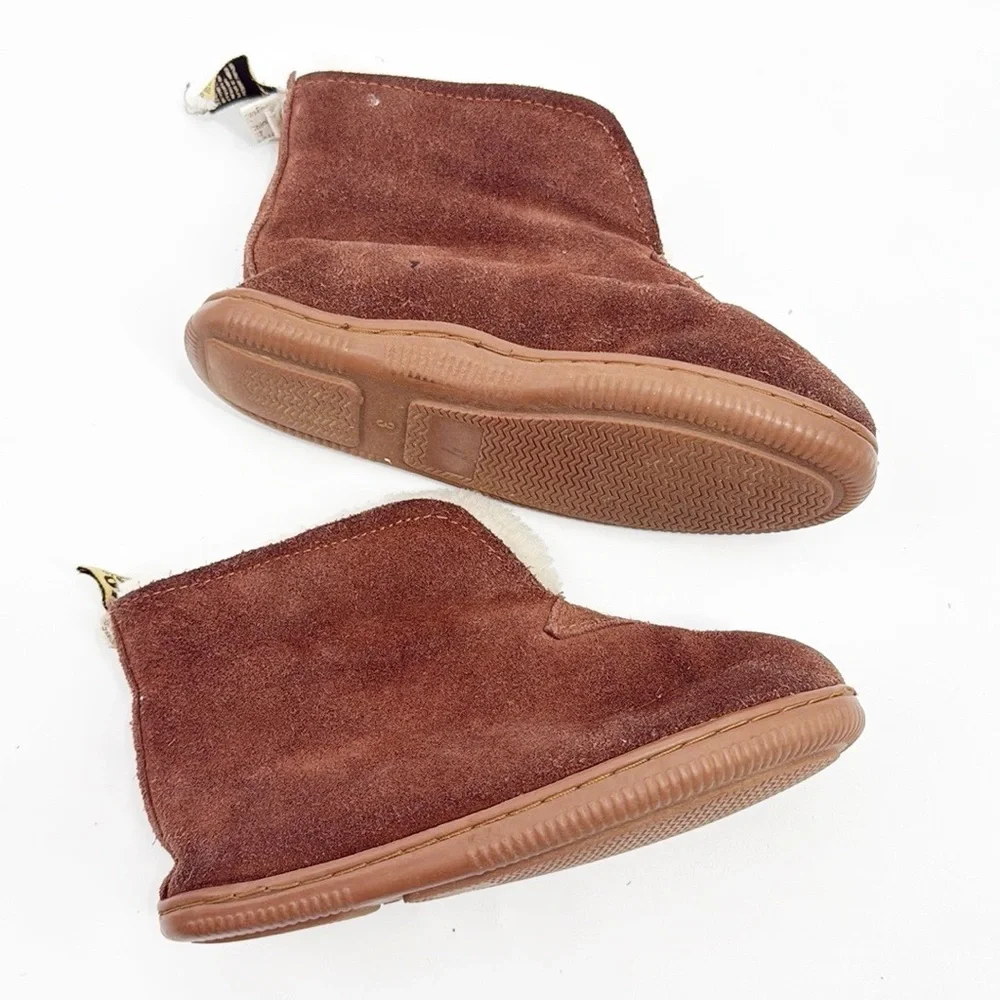 RJ’s Fuzzies by Cloud Nine Kids Hard Sole Shearling suede Slippers size 3 Tan